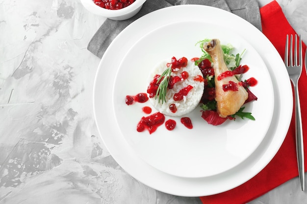 Kolacja przy świecach: talerz z daniem